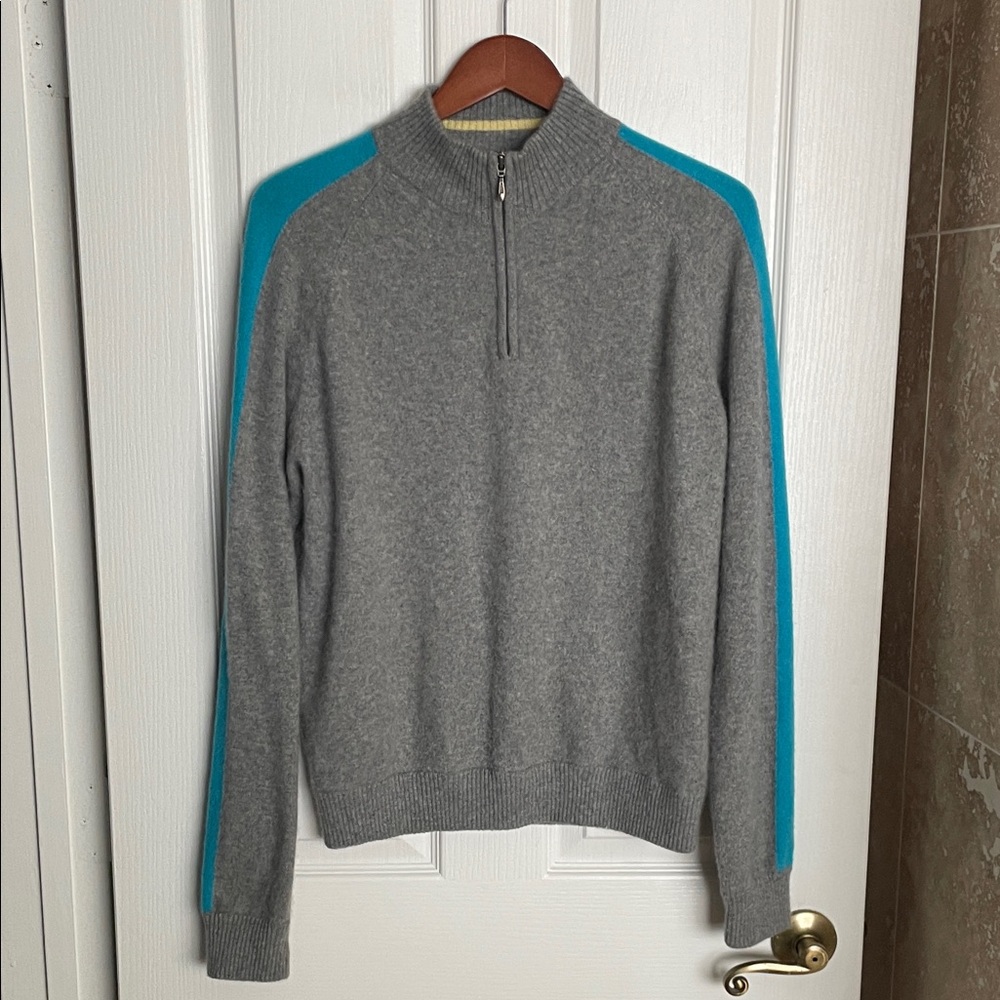 Metropolitan view - 100%
Cashmere half zip sweater.